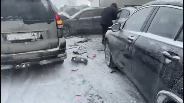 На трассе в Свердловской области столкнулось 20 автомобилей (ВИДЕО)