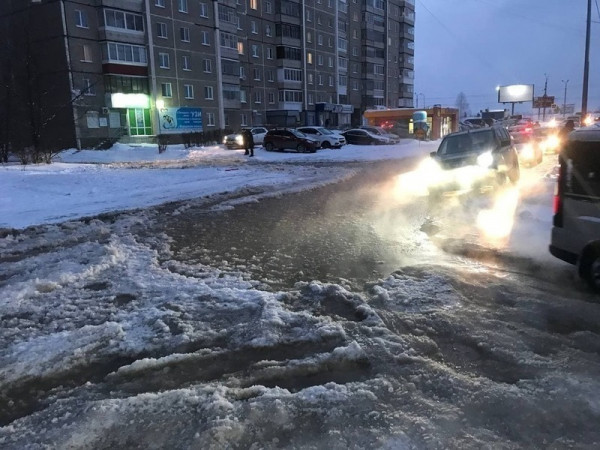 На Гальянке автомобили оказались по кузов в воде из-за коммунальной аварии