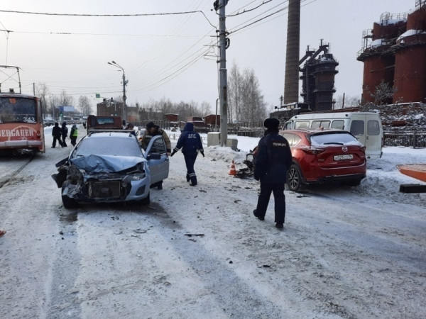 В Нижнем Тагиле маршрутка на полной скорости вылетела на оживлённый перекрёсток и протаранила два автомобиля (ВИДЕО)