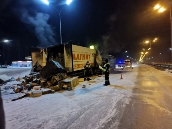 Под Екатеринбургом «Газель» врезалась в фуру «Магнита» и загорелась, водитель сгорел заживо