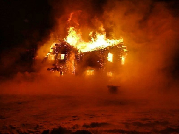 В Нижнем Тагиле на Гальянке горит частный дом (ВИДЕО)