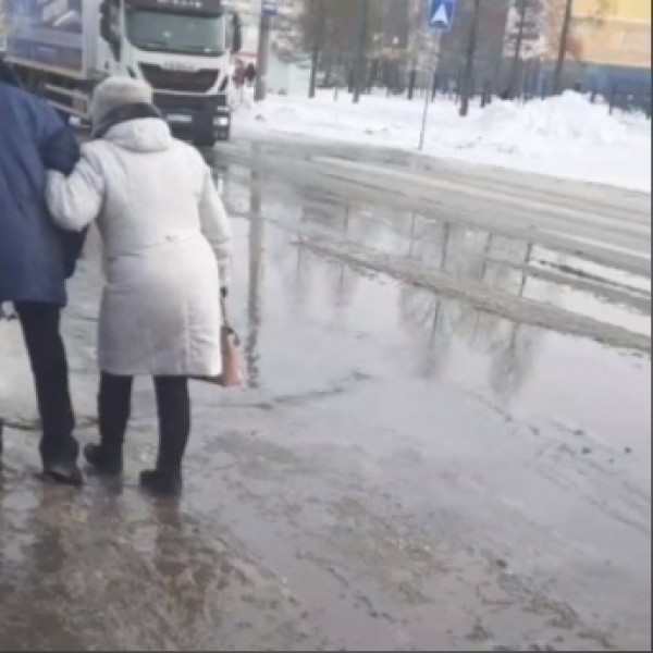 «Везде грязь и стоит жуткая вонища». На Вагонке из-за засора канализации подтопило улицы