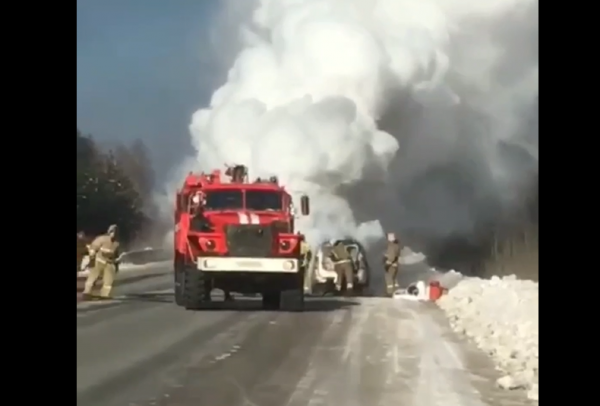 «Газ в машине может взорваться». На трассе под Нижним Тагилом загорелся автомобиль «Газ в машине может взорваться». На трассе под Нижним Тагилом загорелся автомобиль