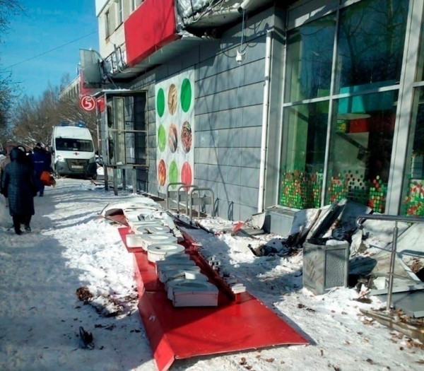 В Нижнем Новгороде пенсионерка умерла из-за падения на неё вывески магазина