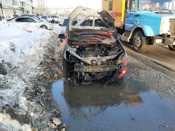 В Нижнем Тагиле сгорел автомобиль, пока владелец был на работе