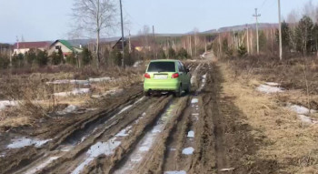 Жители микрорайона Пырловка Нижнего Тагила 10 лет жалуются на непроходимые дороги (ВИДЕО)