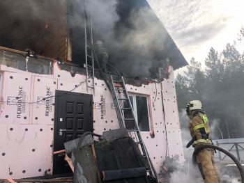 В Свердловской области при тушении частного дома на пожарного обрушилась стена. Мужчина погиб