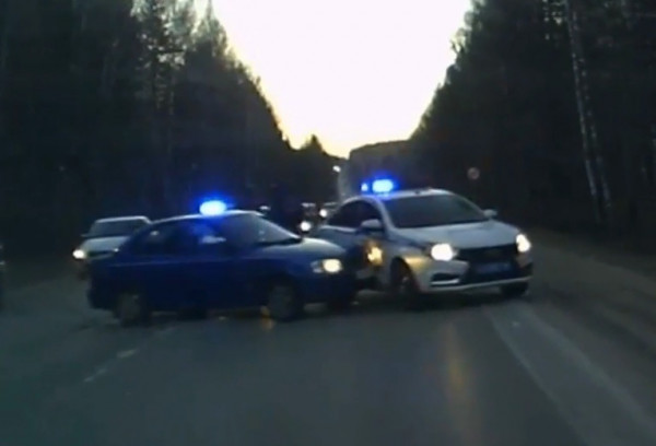 В Нижнем Тагиле пьяный водитель, уходя от погони, врезался в экипаж ДПС