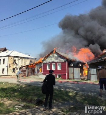В Черноисточинске тушат крупный пожар (ВИДЕО)