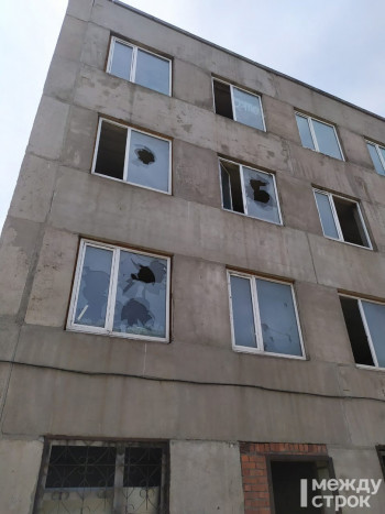В Нижнем Тагиле двое парней закидали камнями окна офиса (ВИДЕО)