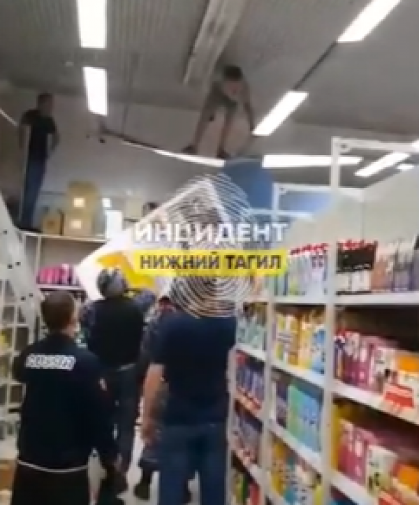 В Нижнем Тагиле неадекватный «человек-паук» разгромил «Мегамарт» на улице Фрунзе (ВИДЕО)
