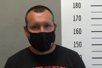 В Екатеринбурге мужчина, разбивший голову прохожему трубой, сам пришёл в полицию
