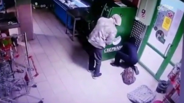В Свердловской области неизвестные взорвали банкомат Сбербанка и украли 1,5 млн рублей (ВИДЕО)