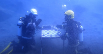Пожарные сыграли в подводные шашки на дне карьера под Нижним Тагилом