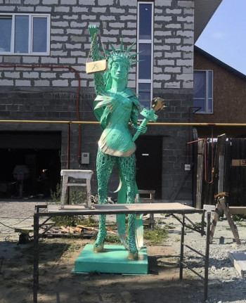Статуя Свободы тагильского скульптора украсила парк современного искусства в Екатеринбурге 