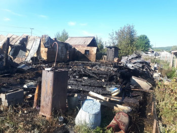 В посёлке под Нижним Тагилом сгорел частный дом (ВИДЕО)