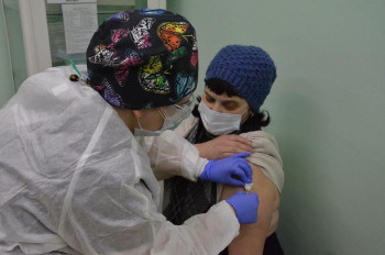 Ежедневно от коронавируса прививается более 12 тысяч жителей  Свердловской области