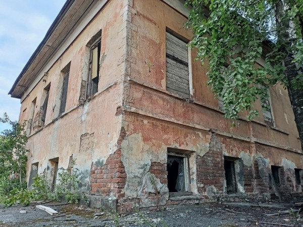 «Это единственная память о разрушенном Выйско-Никольском соборе». Краеведы Нижнего Тагила попросили сенатора Росселя спасти историческое здание, попавшее под снос вместе с воинской частью на Вые