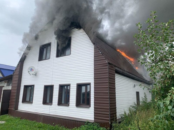 В Нижнем Тагиле сгорел второй этаж частного дома