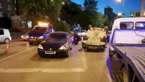 В Екатеринбурге водитель перевернулся в машине с двумя дочерьми