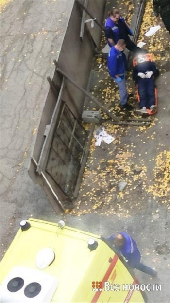 В центре Нижнего Тагила с крыши здания упал рабочий