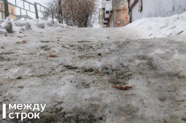 В Нижнем Тагиле травмировавшаяся на скользком тротуаре пенсионерка отсудила у управляющей компании 200 тысяч рублей 