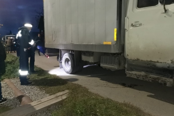 В Свердловской области ребёнок погиб, забравшись под колесо грузовика