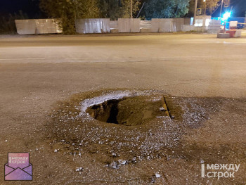 В Нижнем Тагиле на проезжей части улицы Индустриальной провалился асфальт. Глубина ямы — около двух метров