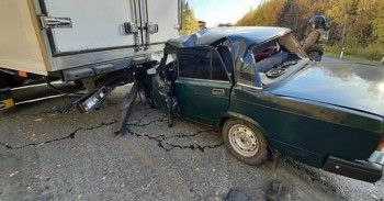 На Серовском тракте водитель легковушки врезался в прицеп фуры