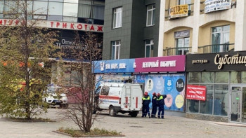 В центре Екатеринбурга девушка выпала с десятого этажа и осталась жива