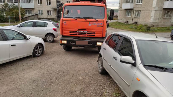 В Нижнем Тагиле припаркованные возле контейнерных площадок автомобили мешают мусоровозам