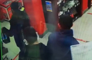 Появилось видео погони экипажа ГАИ за пьяной компанией, укравшей спиртное из магазина