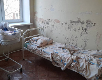 «Ночью спала с тапком в руках». Пациенты жалуются на тараканов в детской городской больнице № 2 