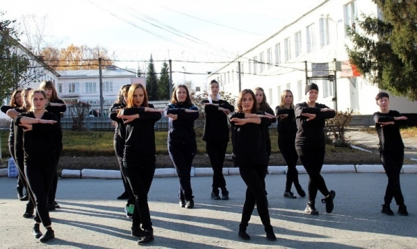 ​​​​​​​Женщины-заключённые ИК-6 устроили флешмоб в честь Всемирного дня борьбы против рака груди