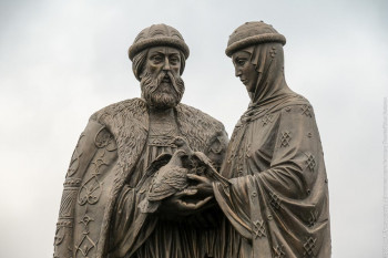 В Нижнем Тагиле в парке «Народный» окончательно установили памятник Петру и Февронии