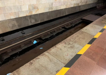 В Екатеринбурге на станции «Площадь 1905 года» девушка упала под вагон метро