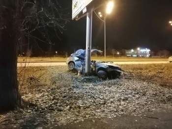 В Нижнем Тагиле Opel Astra врезался в столб. Погибли парень и девушка 