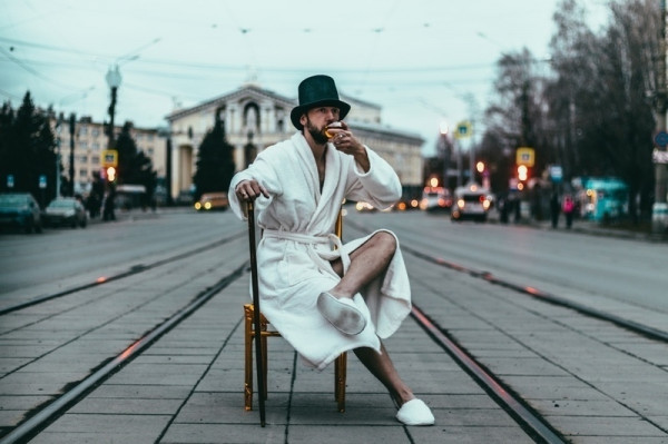 В тапочках и халате. Молодой фотограф провёл необычную фотосессию в центре Нижнего Тагила