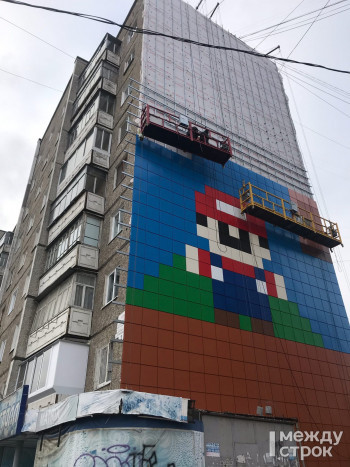 ​​​​​​​На фасаде девятиэтажки на ГГМ появилось изображение водопроводчика Марио. Мы узнали, кто и зачем это сделал 