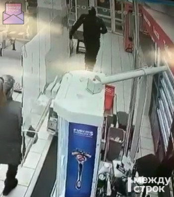 В Екатеринбурге неизвестный мужчина притворился пьяным, чтобы ограбить круглосуточный магазин (ВИДЕО)
