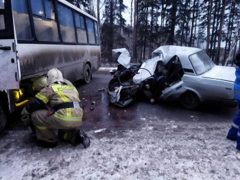 Под Нижним Тагилом ВАЗ-2107 врезался в автобус. Водитель легковушки погиб