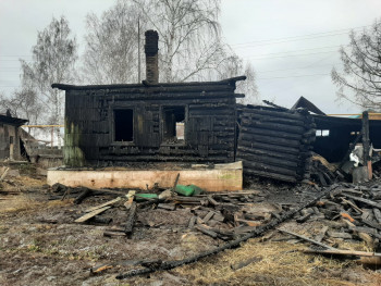В Нижнем Тагиле спасатели вытащили из окна горящего дома 92-летнюю бабушку 