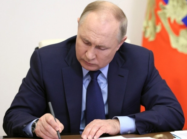 Владимир Путин разрешил заключать трудовые договоры дистанционно