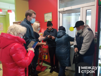 В Свердловской области несовершеннолетних будут пускать в ТЦ со студенческим, а взрослых — со справкой о вакцинации