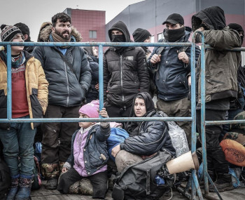 «Неважно, кто виноват, главное, что люди страдают и нужно что-то с этим делать». Фотограф из Нижнего Тагила провёл неделю в лагере беженцев на польско-белорусской границе