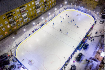 В Нижнем Тагиле отремонтировали хоккейный корт «Мечта»