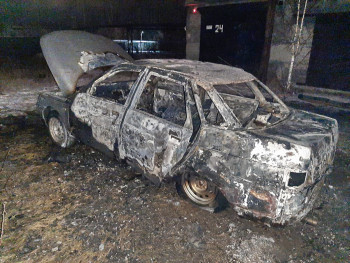 В Нижнем Тагиле на Красном Камне ночью сожгли автомобиль