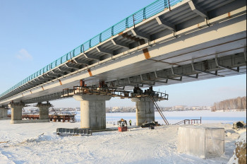 В Нижнем Тагиле строители соединили два берега Тагильского пруда. Асфальтирование нового моста начнётся весной 2022 года 
