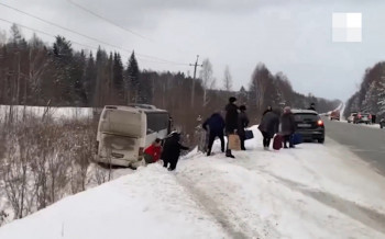 На Серовском тракте рейсовый автобус вылетел в кювет (ВИДЕО) 