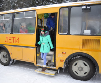 Не могли добраться до школы, опаздывали на уроки. Спустя три месяца в посёлке Горноуральский нашли водителя школьного автобуса 